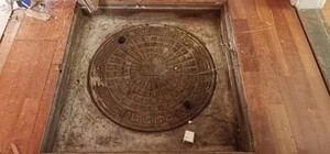 Розширили житлову площу: на Молдаванці двірський каналізаційний люк опинився у квартирі