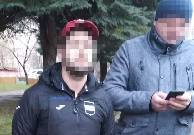 У Львові поліцейські затримали зловмисника, який здійснював закладки наркотиків поблизу ліцею 