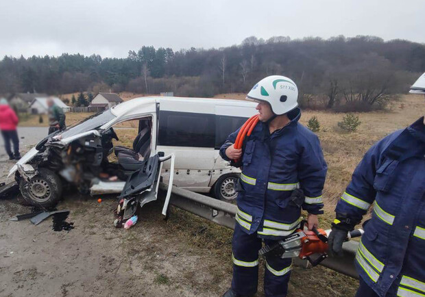 Біля Миколаєва водійка протаранила відбійник, є постраждалі 