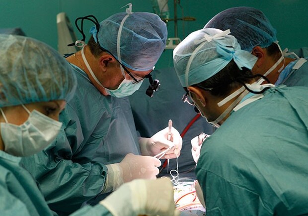 Львівські хірурги видалили 12-річній дівчинці гігантську пухлину 