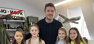 Дівчатка, які продавали сувеніри на Хрещатику, зібрали для ЗСУ десятки тисяч гривень