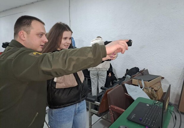 Львівські школярі прокачують навички стрільби у лазерному тирі 