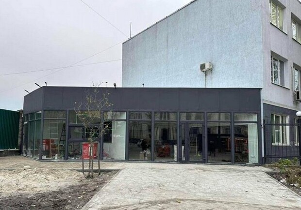 Біля залізничного вокзалу у Львові демонтують торговий павільйон 