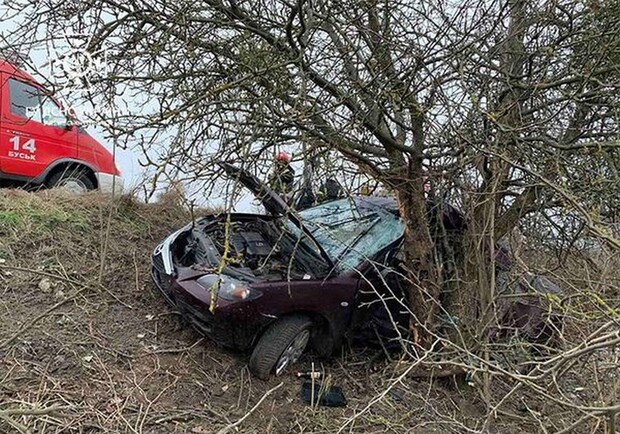 Біля Львова водій автомобіля Mazda не впорався з керуванням і в'їхав у дерево. 
