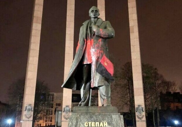 Відбувся суд над колишнім курсантом, який облив фарбою пам'ятник Бандері у Львові. 