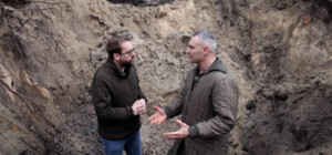 Кличко дав інтерв'ю з кратера від російської ракети