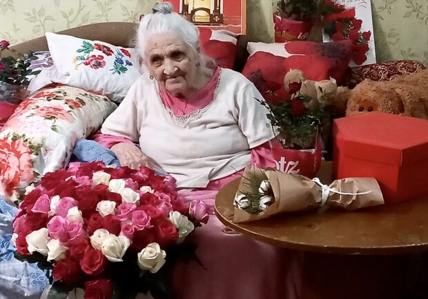 Боєць із передової надіслав на 100-літній ювілей улюбленій бабусі зі Львова 100 троянд. 