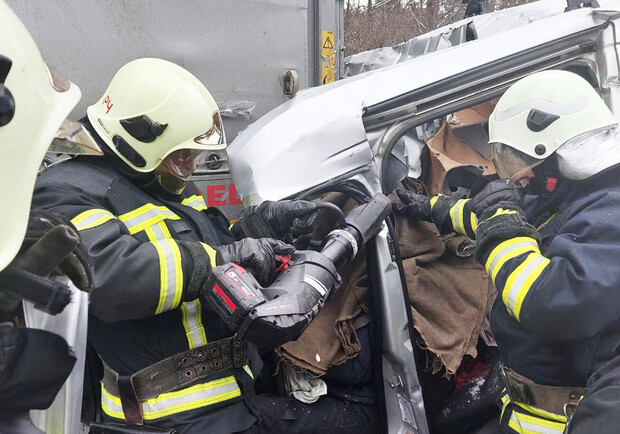 На Жовківщині дві вантажівки розчавили легковий автомобіль 