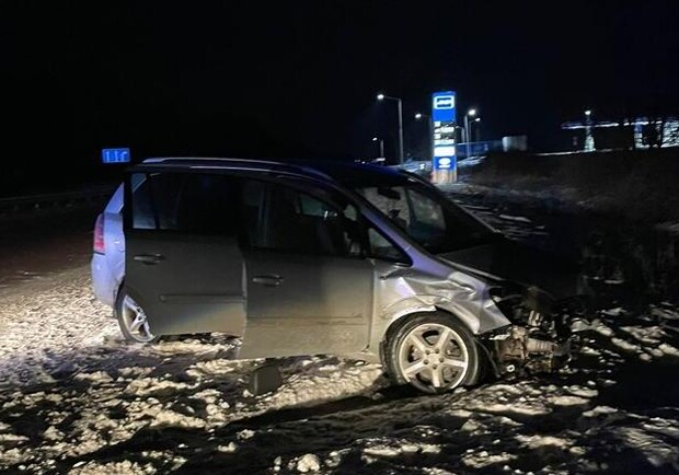 Не впорався з керуванням і в'їхав у відбійник: у ДТП біля Бродів постраждали хлопець і дівчина. 