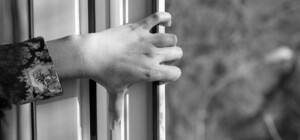 Біля багатоповерхівки у Суворовському районі Одеси виявили тіло 13-річної дівчинки