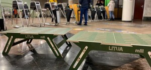 У метро Києва під час тривоги встановлюють модульні лави - фото