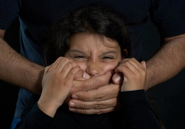 44-річний львів'янин роками фотографував оголеною і розбещував доньку. 