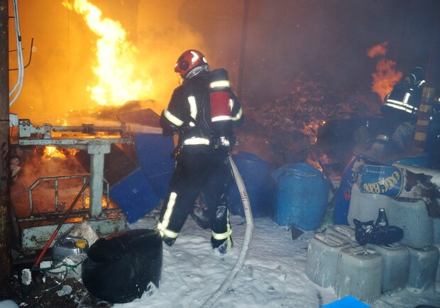 Біля Львова вночі гасили масштабну пожежу 