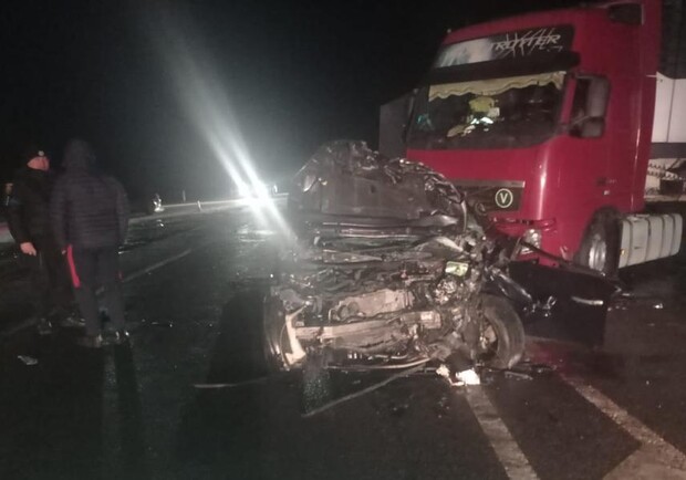 Біля Буська легковий автомобіль в'їхав під фуру, постраждали водійка та її дитина. 