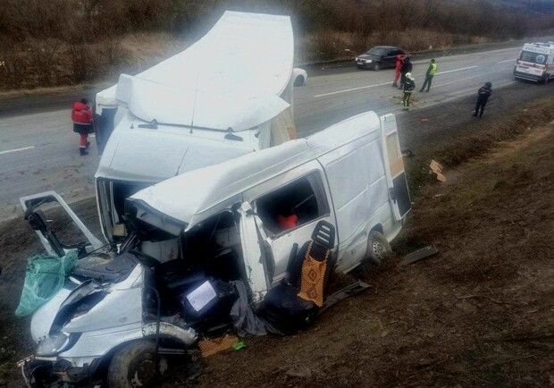 На трасі Київ-Чоп вантажівка розчавила бус, загинули четверо людей, рух обмежено — фото. 