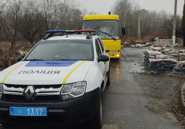 Поліцейські Львівщини повернули дітям викрадений росіянами шкільний автобус 