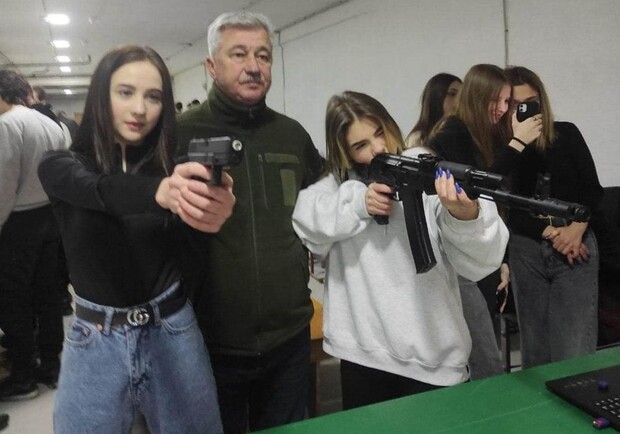 У Львові півтори тисячі учнів пройшли навчання зі стрільби у шкільних тирах 
