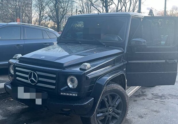 Львівські патрульні зупинили 15-річного водія Mercedes Gelandewagen 