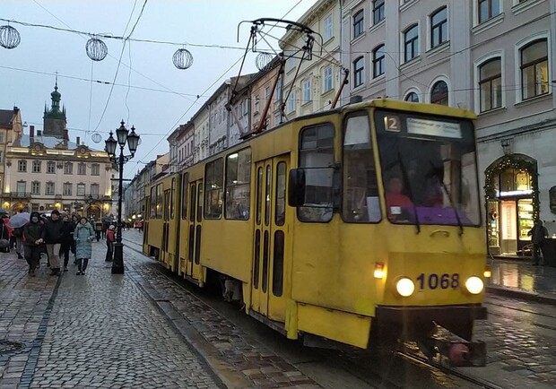 У Львові покарали контролера трамвая, який оштрафував учасницю шоу «Холостяк», тримаючи в руках чай. 