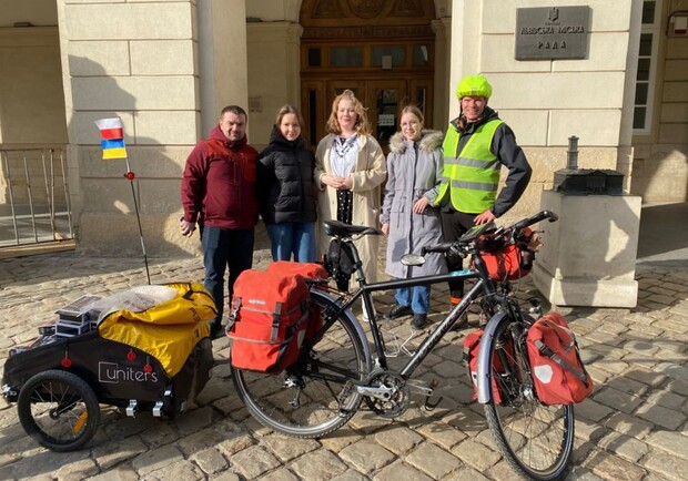 Польський волонтер на велосипеді привіз до Львова ліхтарики для школярів 