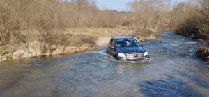 З річки на Львівщині витягнули подружжя та їхній автомобіль