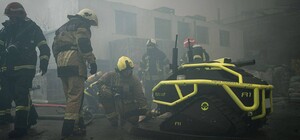 У Києві для боротьби з вогнем сьогодні вперше використали робота-пожежника - відео