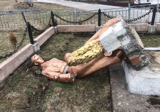 На вихідні у селах на Львівщині невідомі знесли радянські пам’ятники – фото. 
