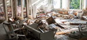 Недопалки, таргани та бруд: у київській квартирі-смітнику виявили немовля - ФОТО