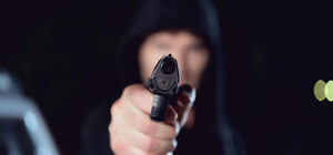 У центрі Дніпра чоловік з пістолетом напав на жінку