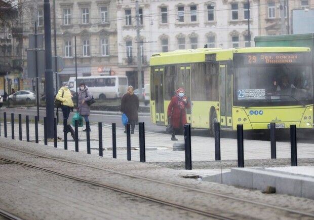 Які категорії громадян мають право на пільговий проїзд у автобусах Львова. 