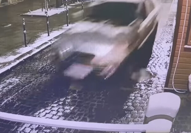 Позашляховик на швидкості протаранив паркувальний шлагбаум у центрі Львова — відео. 