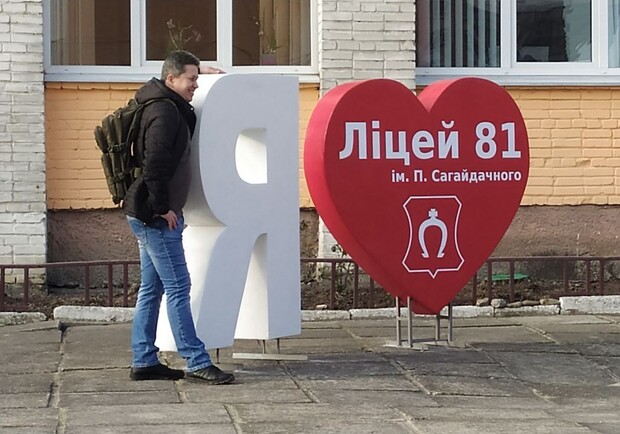 Як в кіно: львівська школа встановила селфі-зону – фото і відео 