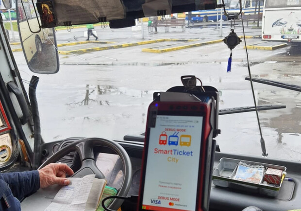 У приміських і міжміських автобусах Львівщини почали встановлювати валідатори для e-квитка. 