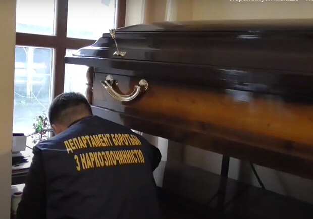 У похоронному бюро у Львові виявили схрон зі зброєю – відео. 