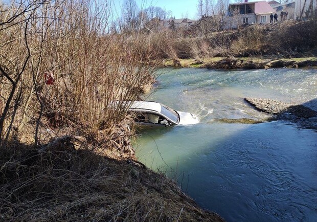 У Хирові автомобіль злетів з моста у річку — фото. 