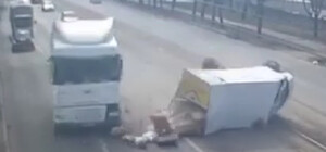 У Дніпрі внаслідок ДТП перевернулася вантажівка 