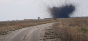 Рятувальники показали, як підірвали ворожу авіаційну бомбу під Запоріжжям