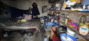 Шокуючі подробиці про жінку з немовлям, які жили у Києві в землянці