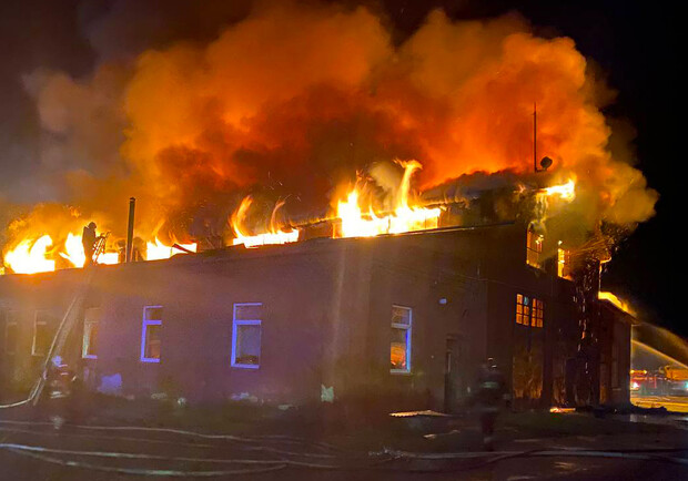 В Радехові виникла масштабна пожежа на складах 
