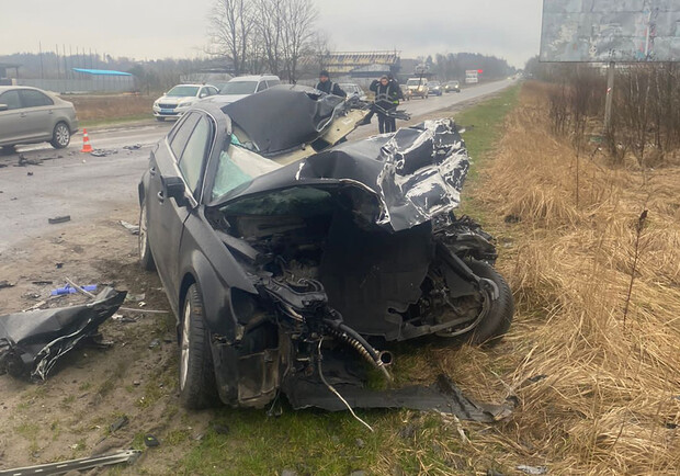 Біля Львова вантажівка розчавила Audi A3, водій загинув – відео 