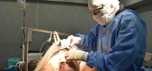 У Дніпрі рятують вчителя, якому вибух снаряду розірвав обличчя