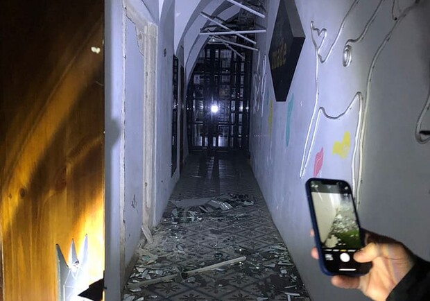 У центрі Львова чоловік хотів зарізати перехожих уламком розбитого дзеркала. 