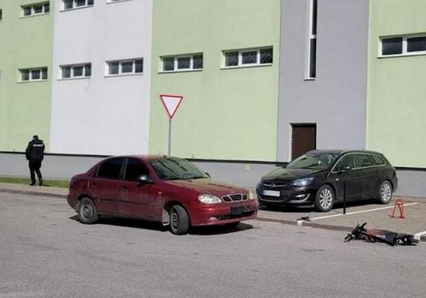У Львові неповнолітній водій електросамоката протаранив автомобіль 