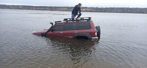 У Запоріжжі на Набережній чоловік заїхав на авто у річку