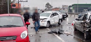 Під Києвом на Житомирській трасі сталась масштабна ДТП: фото, відео