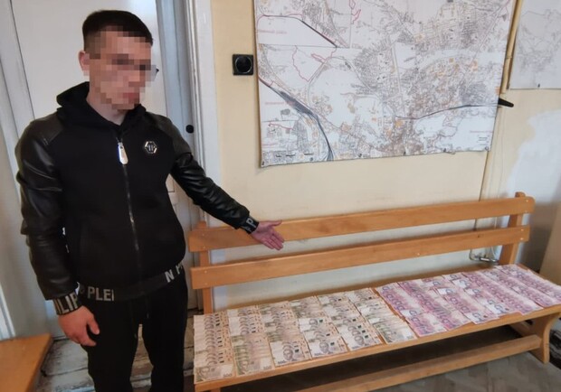 У Львові переселенець з Луганська вкрав з сейфу суші-майстерні 110 тисяч гривень 