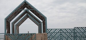 Терасу одеського ресторану, яку змило в морі, повернули на місце