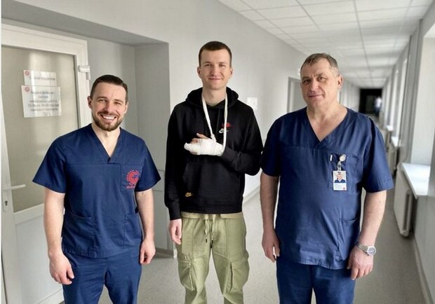 У Львові хірурги наново сформували палець руки з ребра 