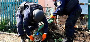 На Запоріжжі окупанти скинули фугасну напівтонну авіабомбу у двір житлового будинку