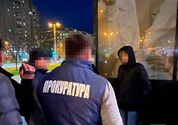 У Львові затримали поліцейського, який вирішив заробити на чужій бійці у ресторані 